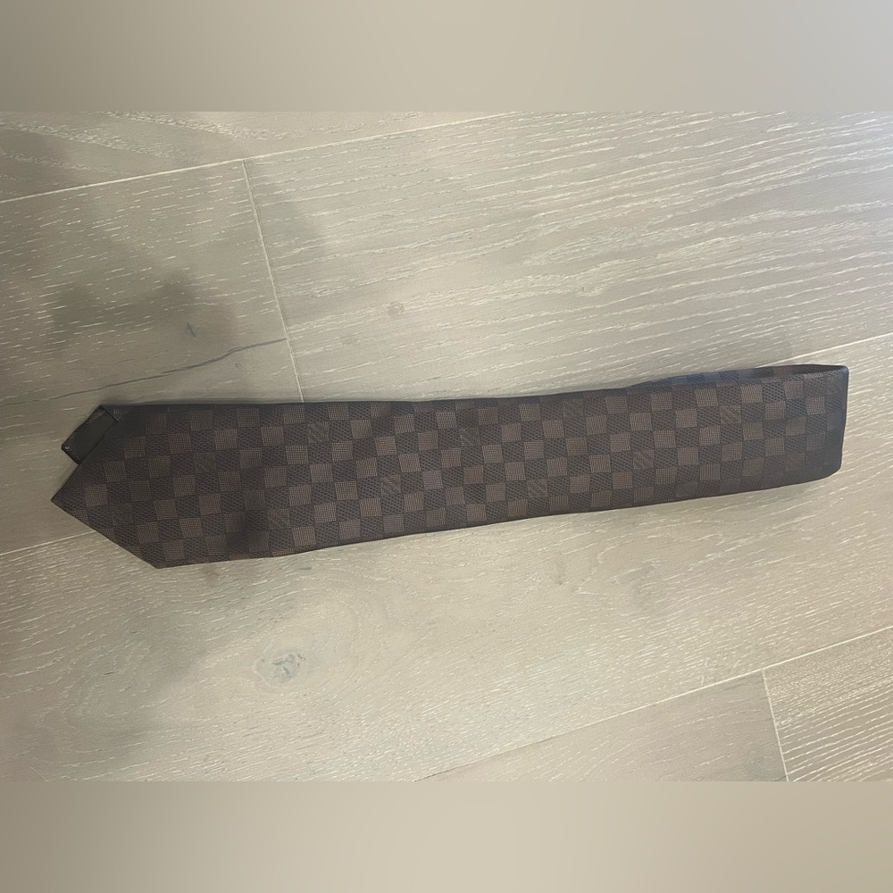 Lv tie like new
